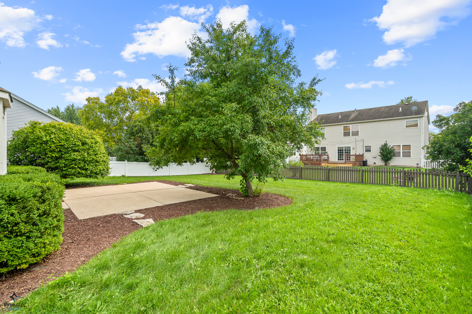 1809 Prairie Ridge Drive Plainfield, IL 60586 - Photo 27 of 32 a view of a garden with a house