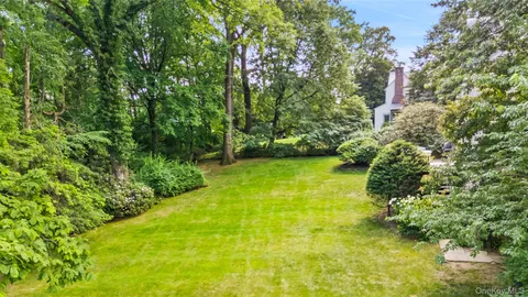 a view of yard with green space