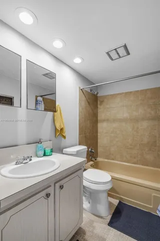 $1,800 | 300 Layne Boulevard, Unit 212, Hallandale Beach, FL 33009