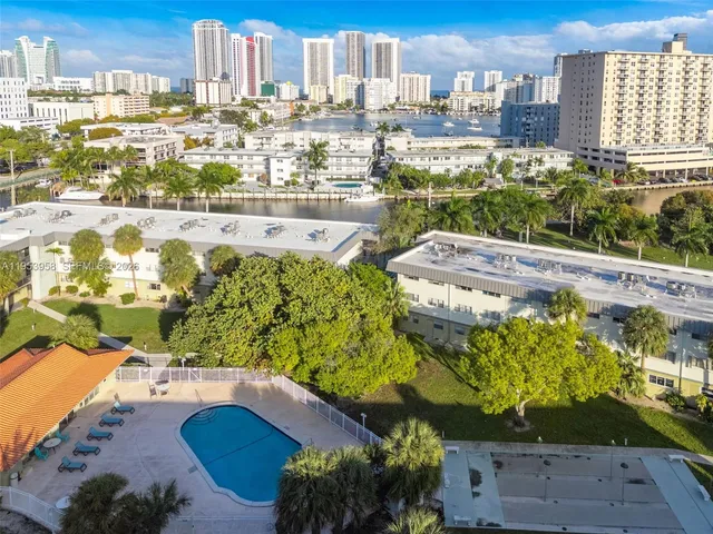 $1,800 | 300 Layne Boulevard, Unit 212, Hallandale Beach, FL 33009