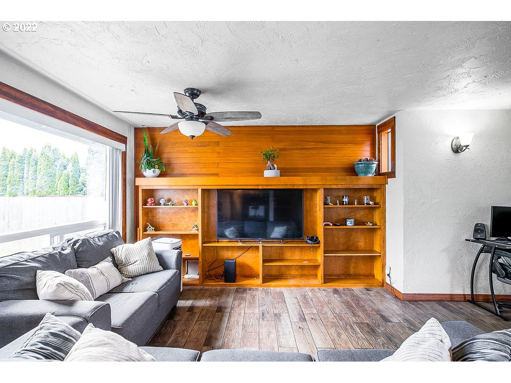 581 36th Street Springfield, OR 97478 - Photo 16 of 32 a living room with furniture potted plant