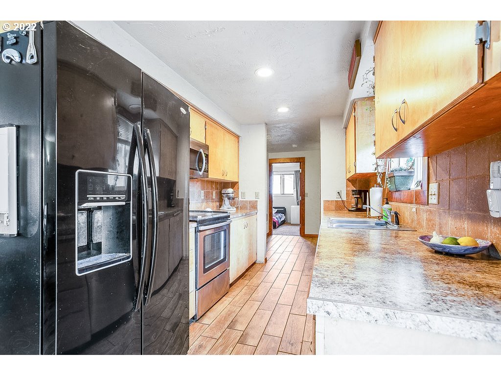581 36th Street Springfield, OR 97478 - Photo 8 of 32 a kitchen with refrigerator and windows