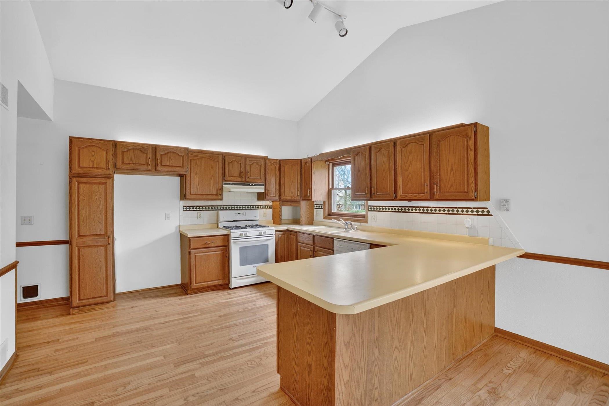 224 Deer Ridge Drive West Bend, WI 53095 - Photo 5 of 42