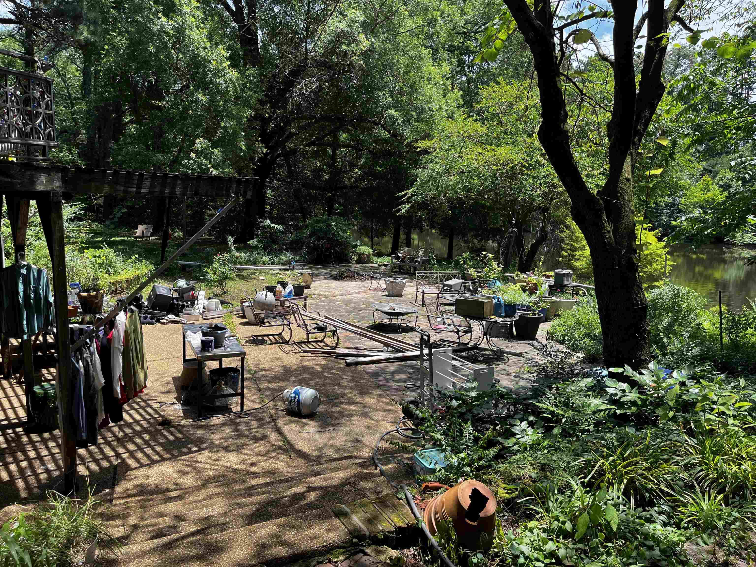 4258 Old Brownsville Road Memphis, TN 38135 - Photo 37 of 40 a group of cars parked in a yard