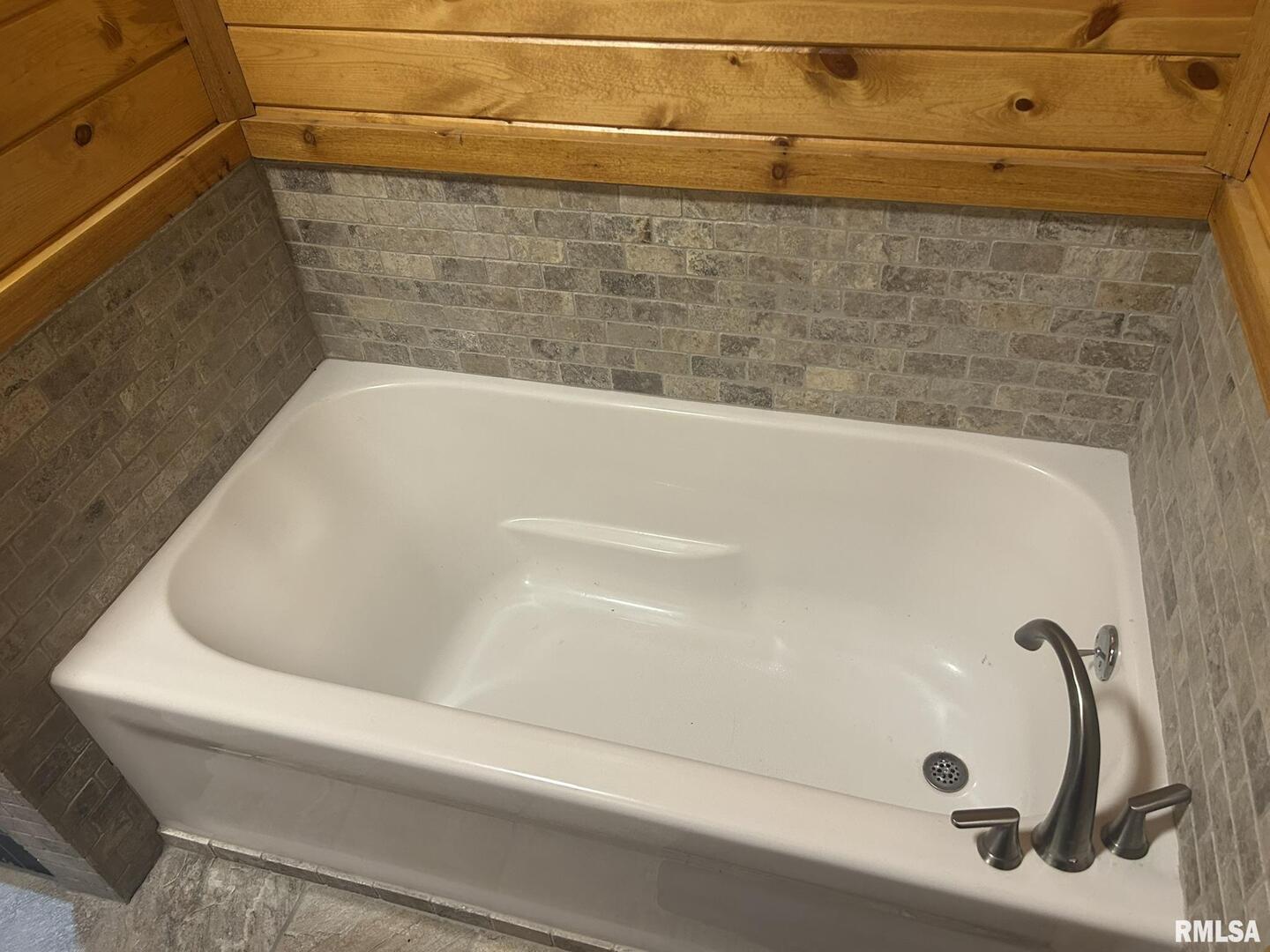 40 Presley Loop Golconda, IL 62938 - Photo 34 of 40 a bathroom with a white tub