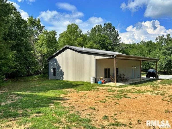 a view of a house with back yard