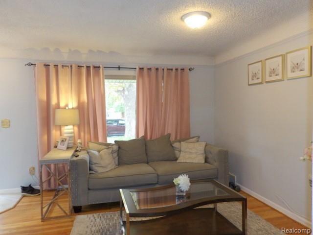 7911 Merrick Street Taylor, MI 48180 - Photo 14 of 42 14. LARGE PICTURE WINDOW (WITH CASEMENT STYLE ON ENDS) FOR LOTS OF NATURAL LIGHT!