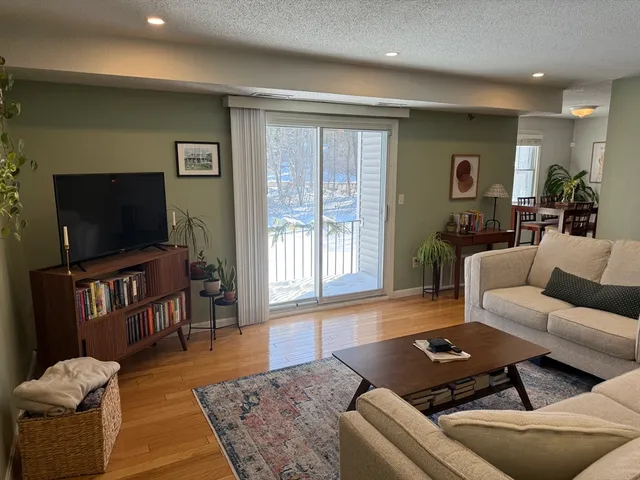 $2,600 | 124 Tennis Plaza Road, Unit 21, Dracut, MA 01826