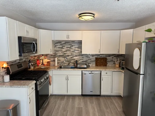 $2,600 | 124 Tennis Plaza Road, Unit 21, Dracut, MA 01826