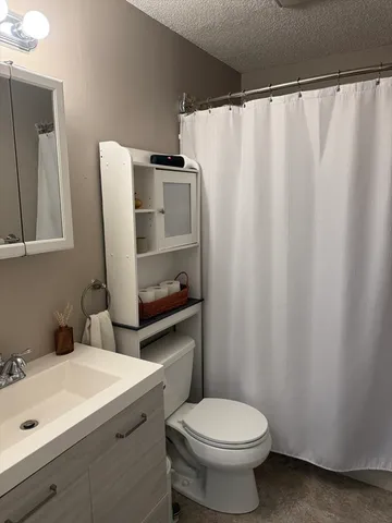 $2,600 | 124 Tennis Plaza Road, Unit 21, Dracut, MA 01826