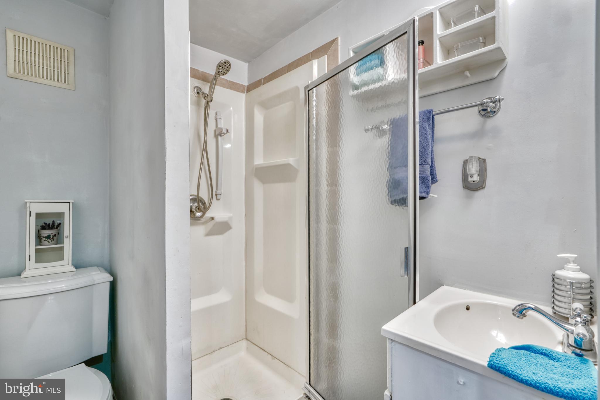 136 Riverside Road Essex, MD 21221 - Photo 21 of 43 Main level bath