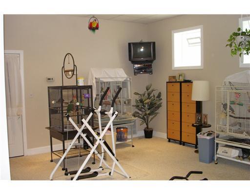 933 Cumberland Road Pittsburgh, PA 15237 - Photo 5 of 18 Family Room. LARGE MAIN LEVEL FAMILY ROOM