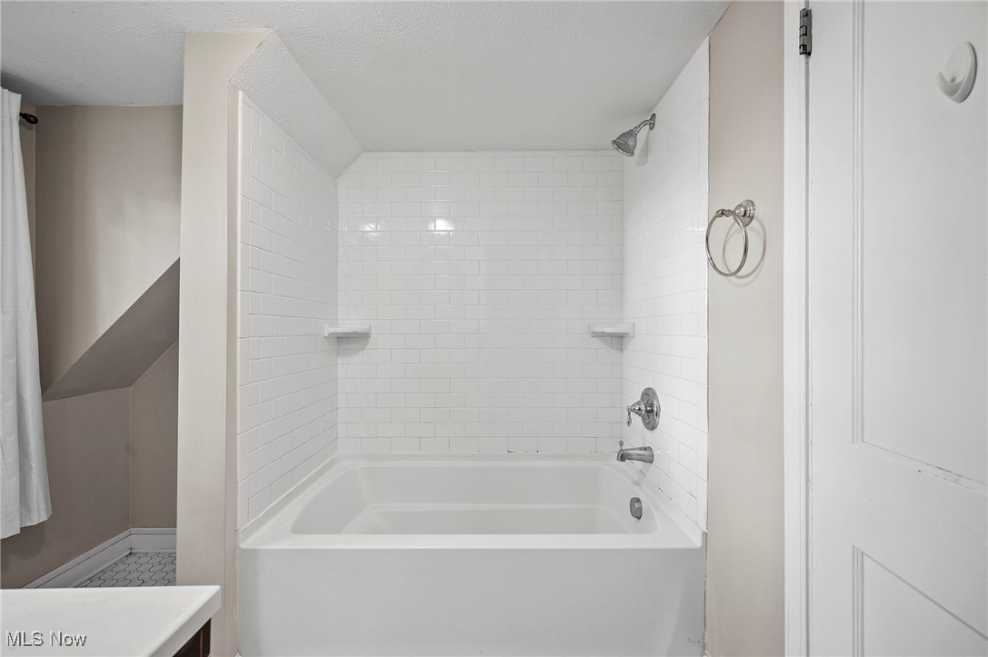 3644 Rolliston Road Cleveland, OH 44120 - Photo 26 of 39 2nd full bathroom in the up unit