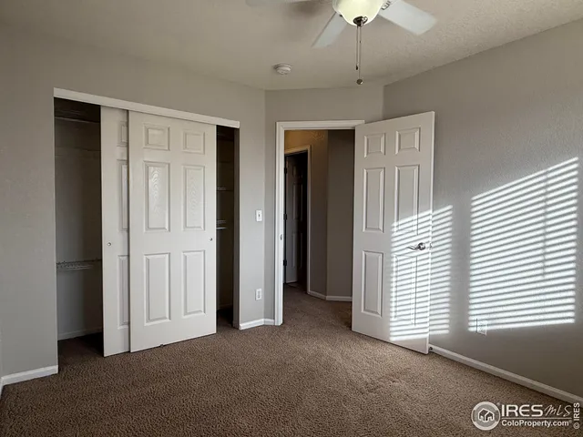 a view of empty room with a ceiling fan