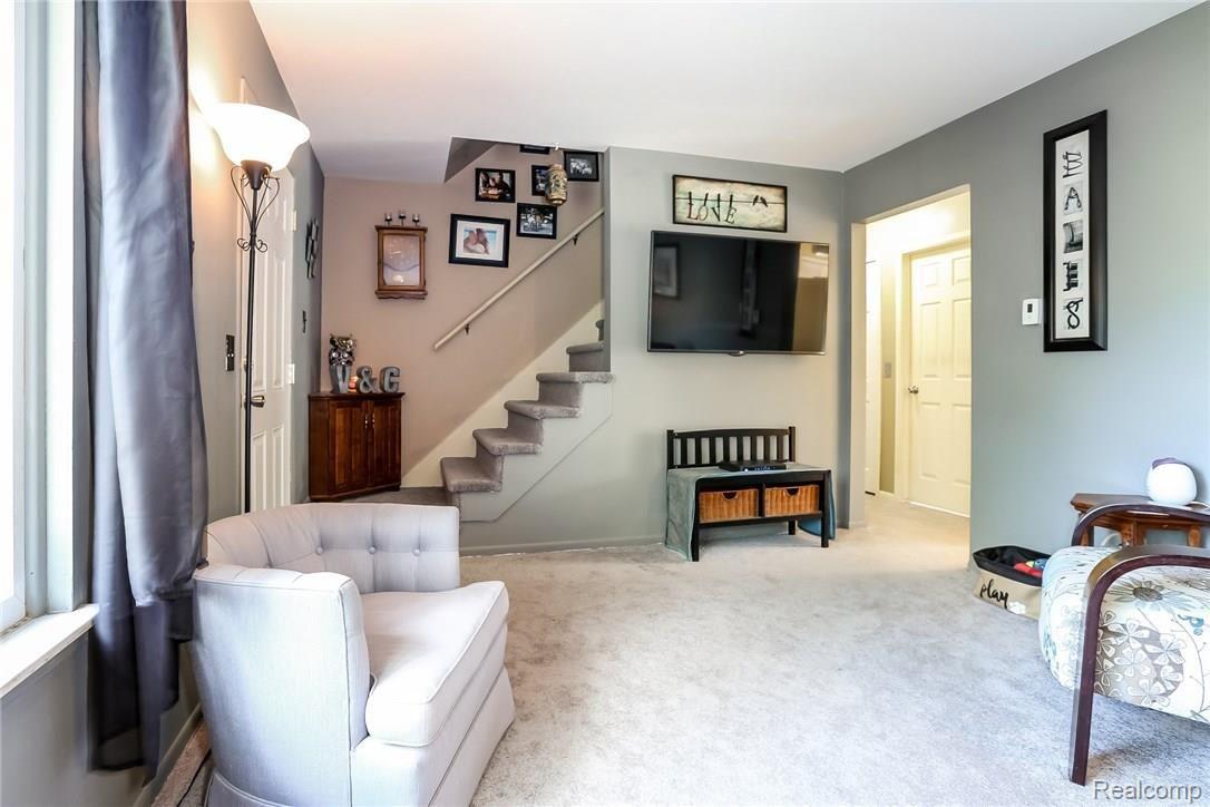 005-Living_Room-5888697-medium.jpg