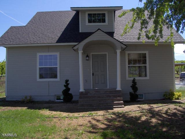 1040 Lombard Loop Road Wapato, WA 98951 - Photo 1 of 25 a front view of a house with garden