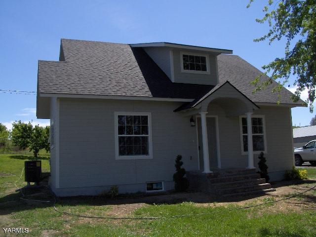 1040 Lombard Loop Road Wapato, WA 98951 - Photo 21 of 25 a house view with a garden space