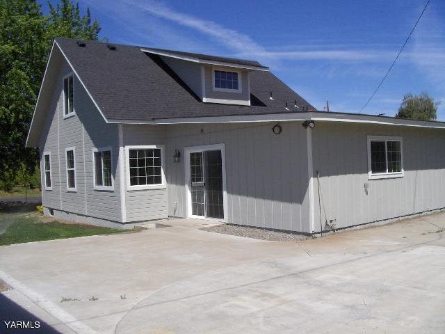 1040 Lombard Loop Road Wapato, WA 98951 - Photo 22 of 25 a front view of a house with garage