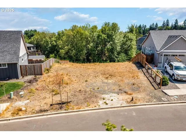 a view of houses with sky view