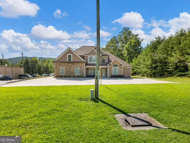 a view of a house with a yard