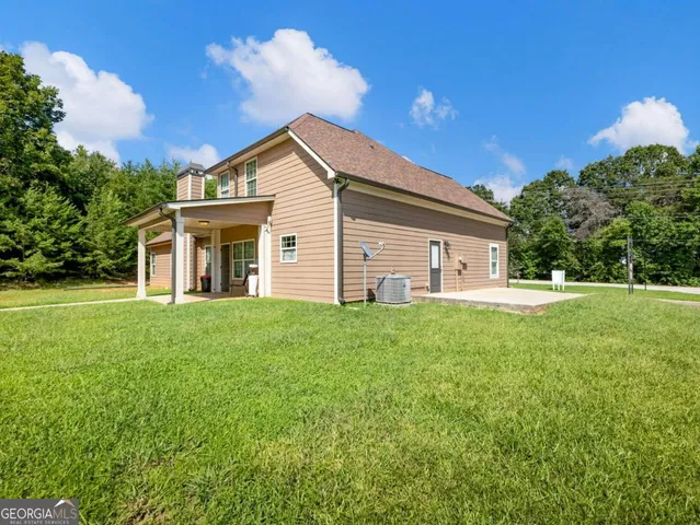a view of a house with backyard and garden