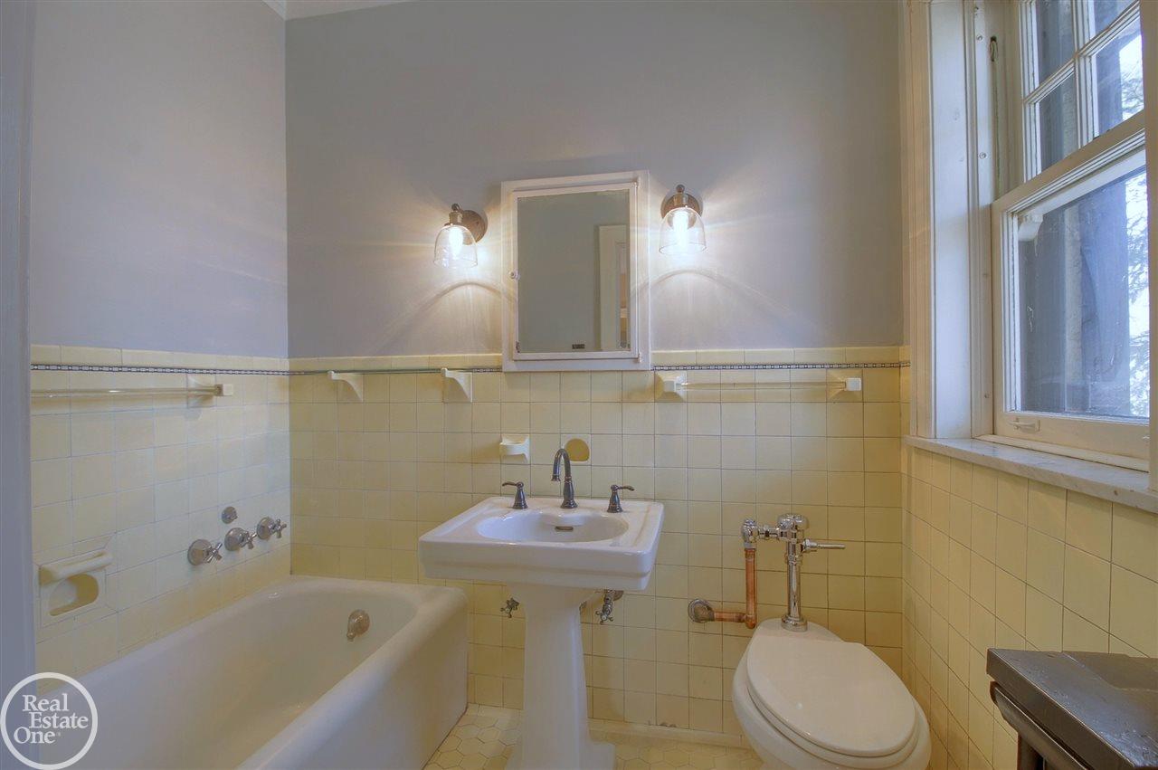1005 Whittier Road Grosse Pointe, MI 48230 - Photo 38 of 63 31375442-37.JPG