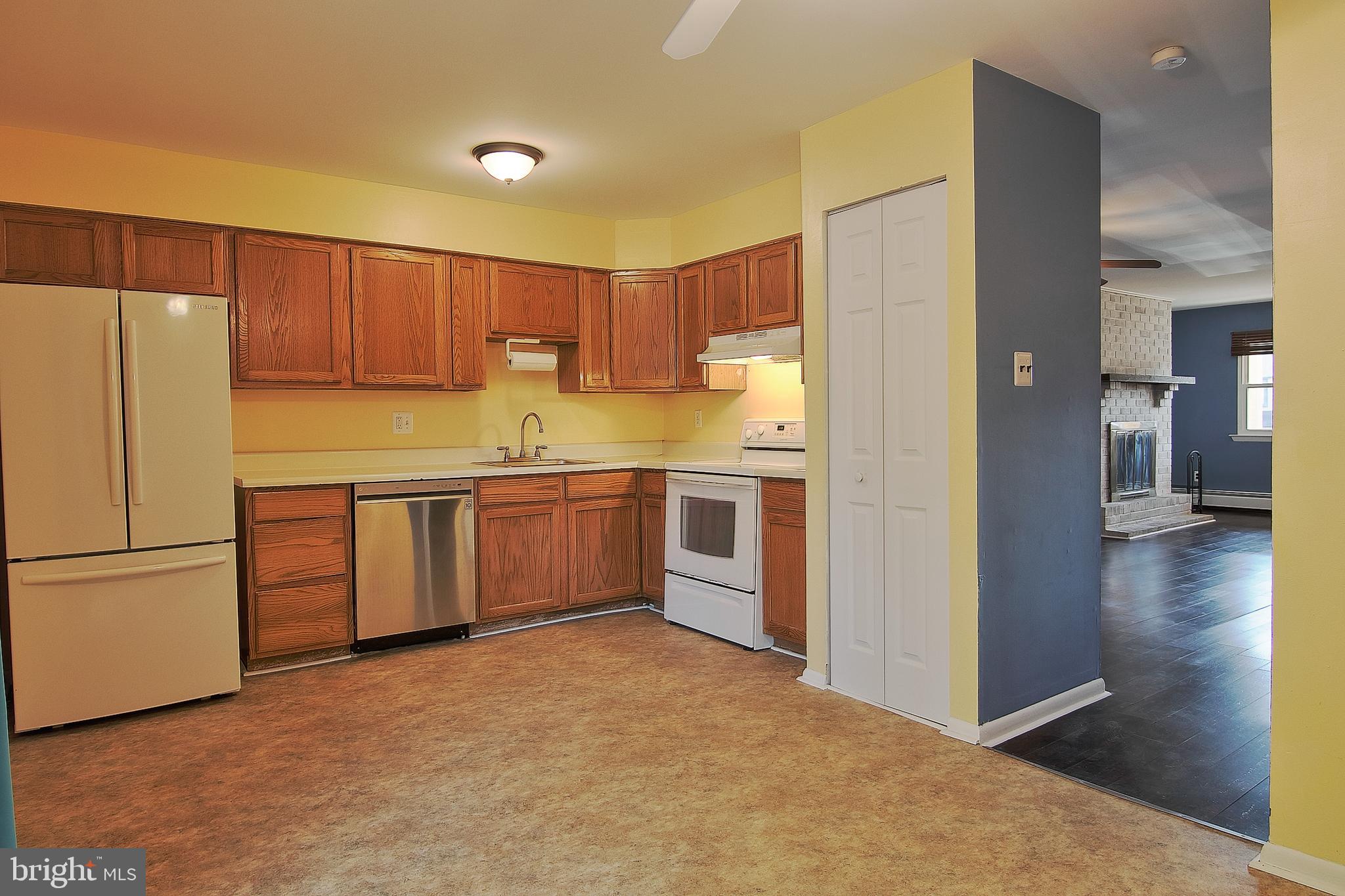 2706 Walnut Ridge Drive Pottstown, PA 19464 - Photo 8 of 23 Eat-in-Kitchen