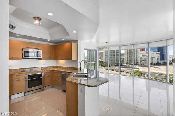 $3,300 | 322 Karen Avenue, Unit 1008, Las Vegas, NV 89109