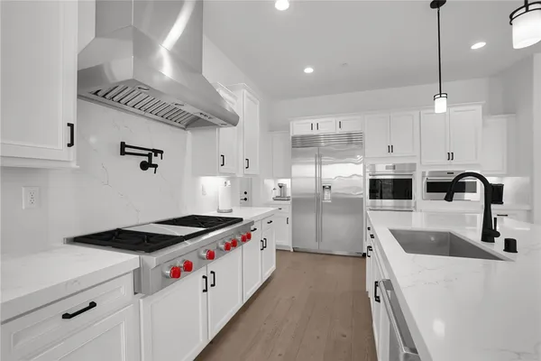 a kitchen that has a lot of cabinets