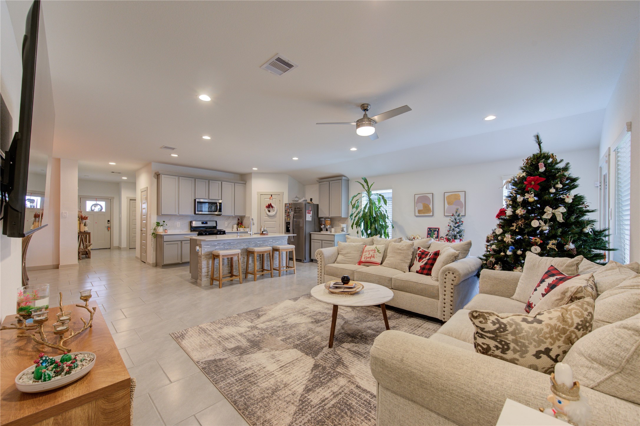 29522 Cayenne Circle Katy, TX 77494 - Photo 32 of 46 a living room with furniture and flowers