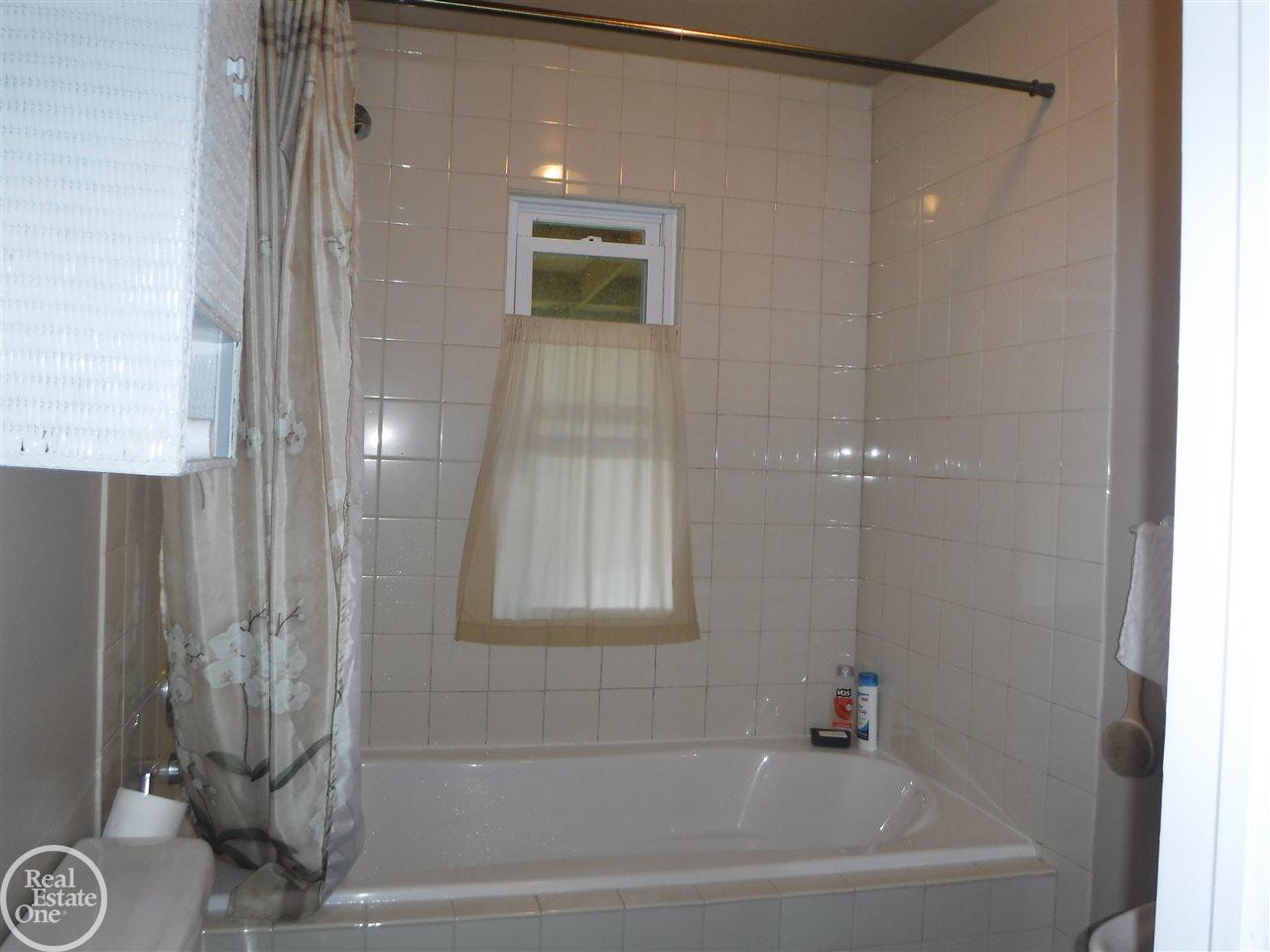 4585 Rattek Road Clarkston, MI 48346 - Photo 18 of 41 31299519-17.JPG