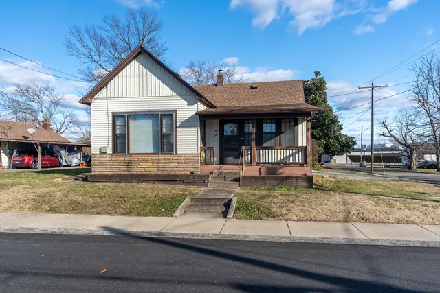 a view of a house with cars park