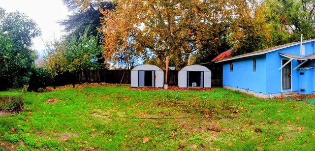 a view of a house with backyard and garden