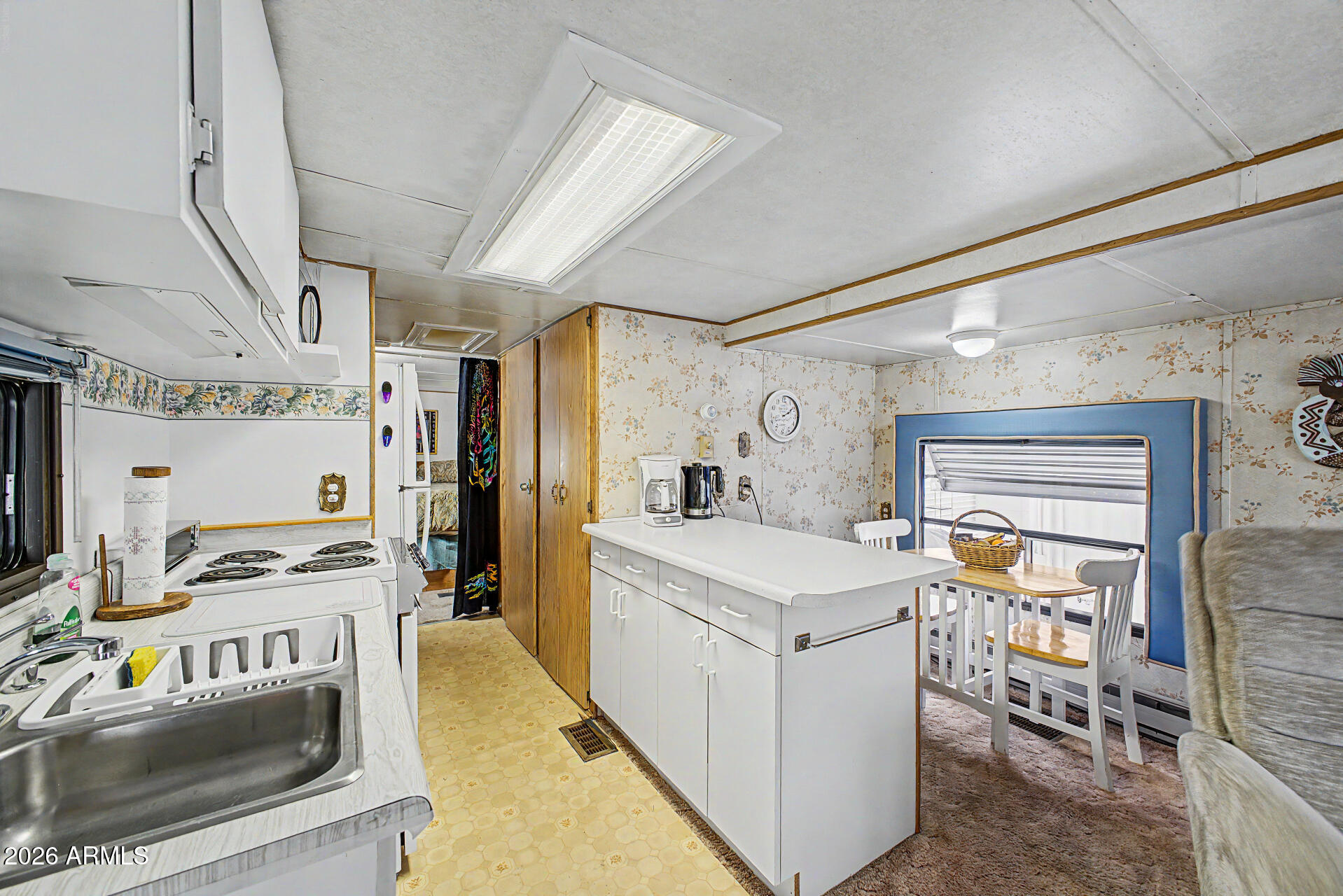 524 Douglas Road Mesa, AZ 85205 - Photo 9 of 17 09-Douglas