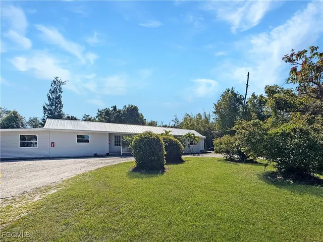 $899 | 15206 Stringfellow Road, Unit 3, Bokeelia, FL 33922