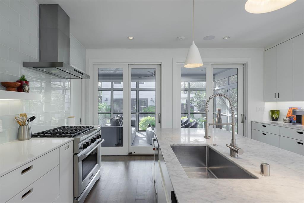 319 North Edgefield Avenue Dallas, TX 75208 - Photo 11 of 40