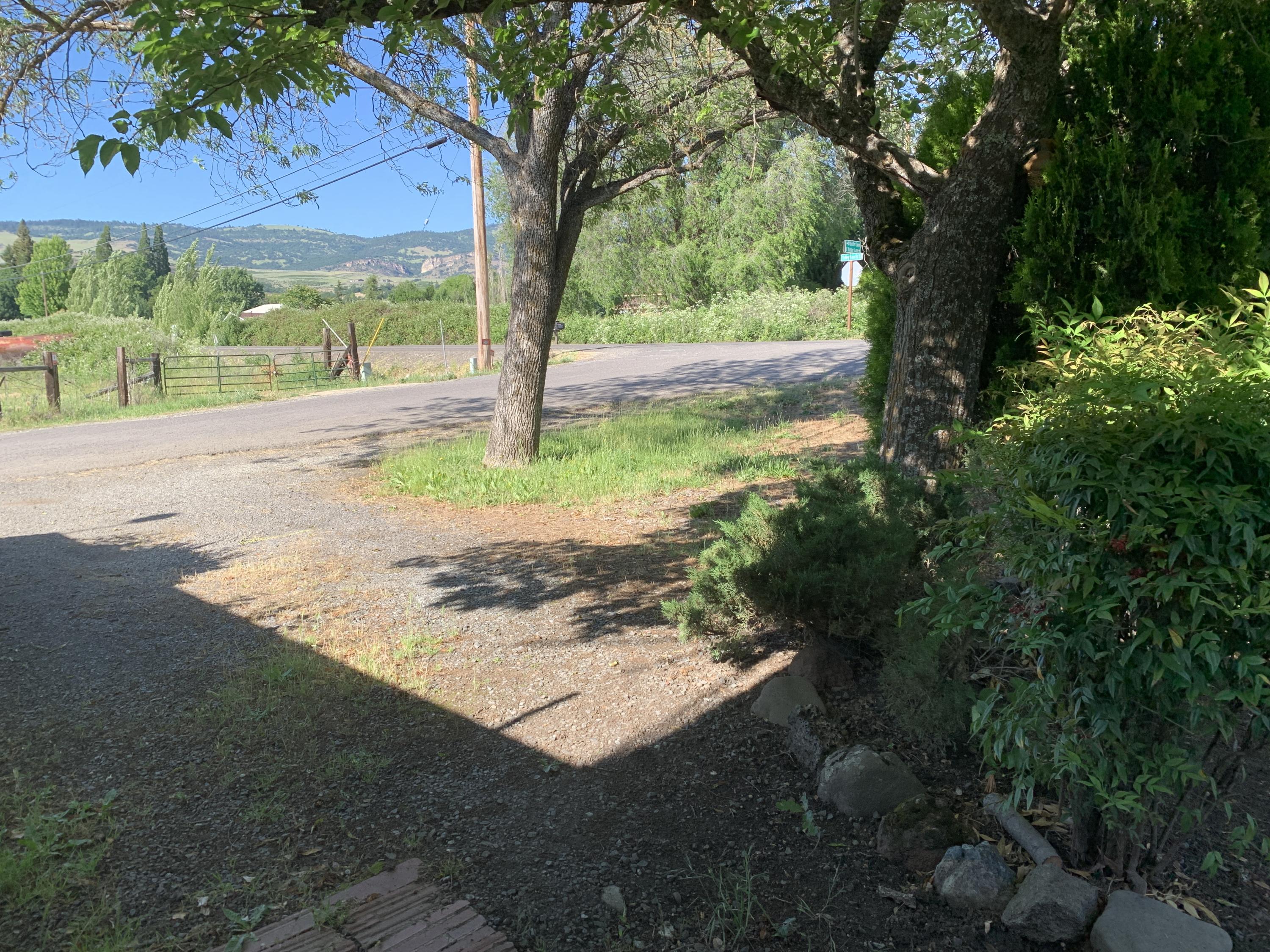 755 South Valley View Road Ashland, OR 97520 - Photo 8 of 34
