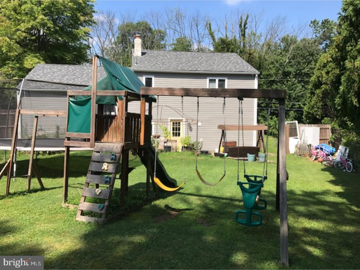 859 Aster Road Warminster, PA 18974 - Photo 3 of 11 Gallery Image 3