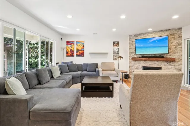 $999,950 | 18937 Sylvan Street, Tarzana, CA 91335