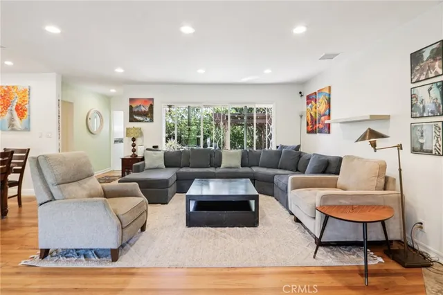 $999,950 | 18937 Sylvan Street, Tarzana, CA 91335