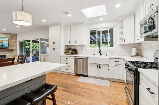 $999,950 | 18937 Sylvan Street, Tarzana, CA 91335