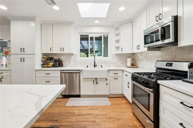 $999,950 | 18937 Sylvan Street, Tarzana, CA 91335