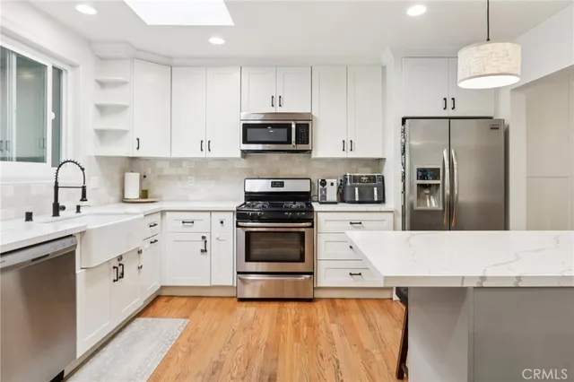 $999,950 | 18937 Sylvan Street, Tarzana, CA 91335