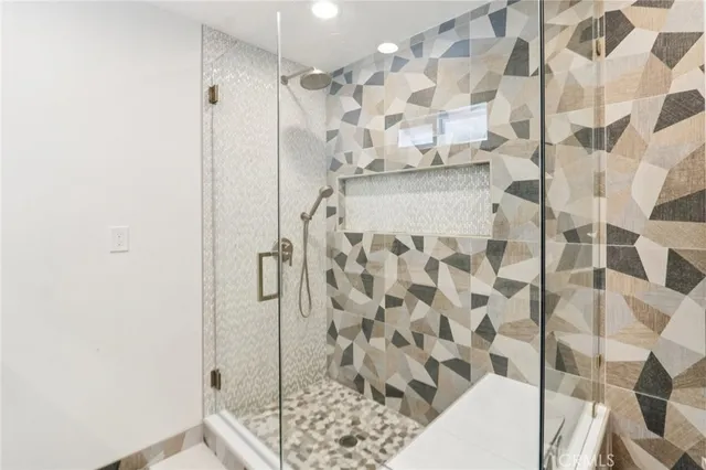 $999,950 | 18937 Sylvan Street, Tarzana, CA 91335