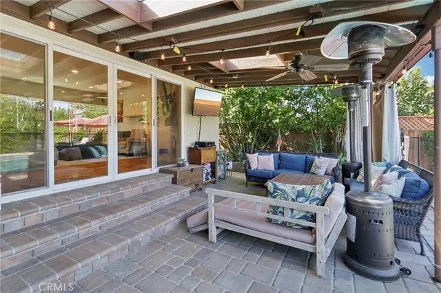 $999,950 | 18937 Sylvan Street, Tarzana, CA 91335