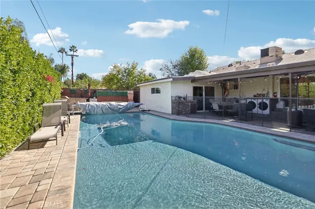 $999,950 | 18937 Sylvan Street, Tarzana, CA 91335