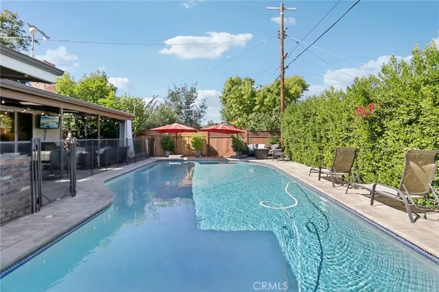 $999,950 | 18937 Sylvan Street, Tarzana, CA 91335
