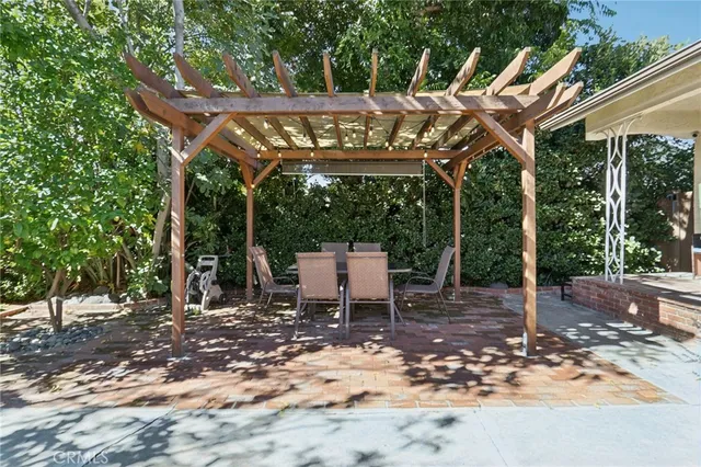 $999,950 | 18937 Sylvan Street, Tarzana, CA 91335