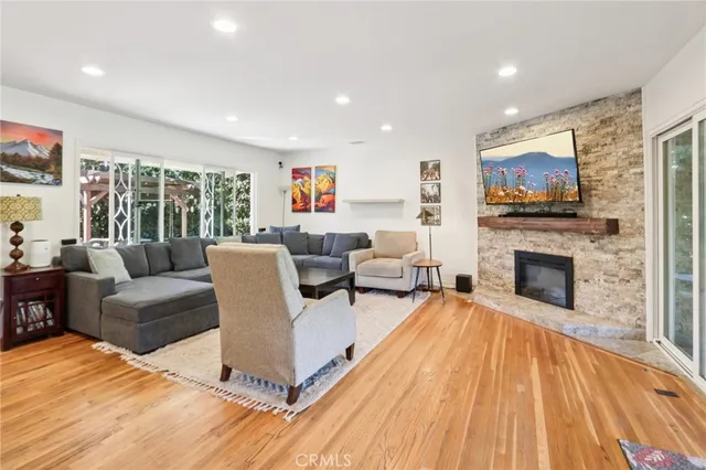 $999,950 | 18937 Sylvan Street, Tarzana, CA 91335