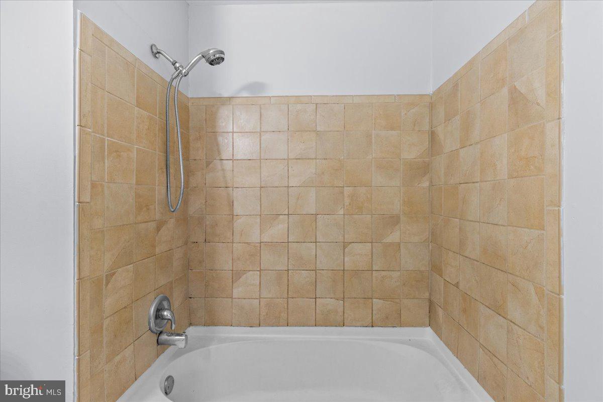 10 Longbow Court Sicklerville, NJ 08081 - Photo 20 of 26 a bathroom with a bathtub